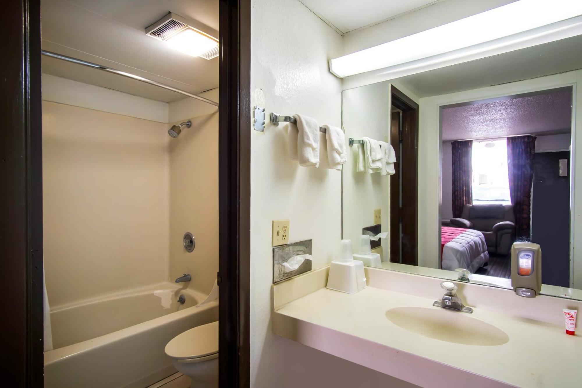 Oyo Hotel Hutchinson West 4Th Ave Zewnętrze zdjęcie
